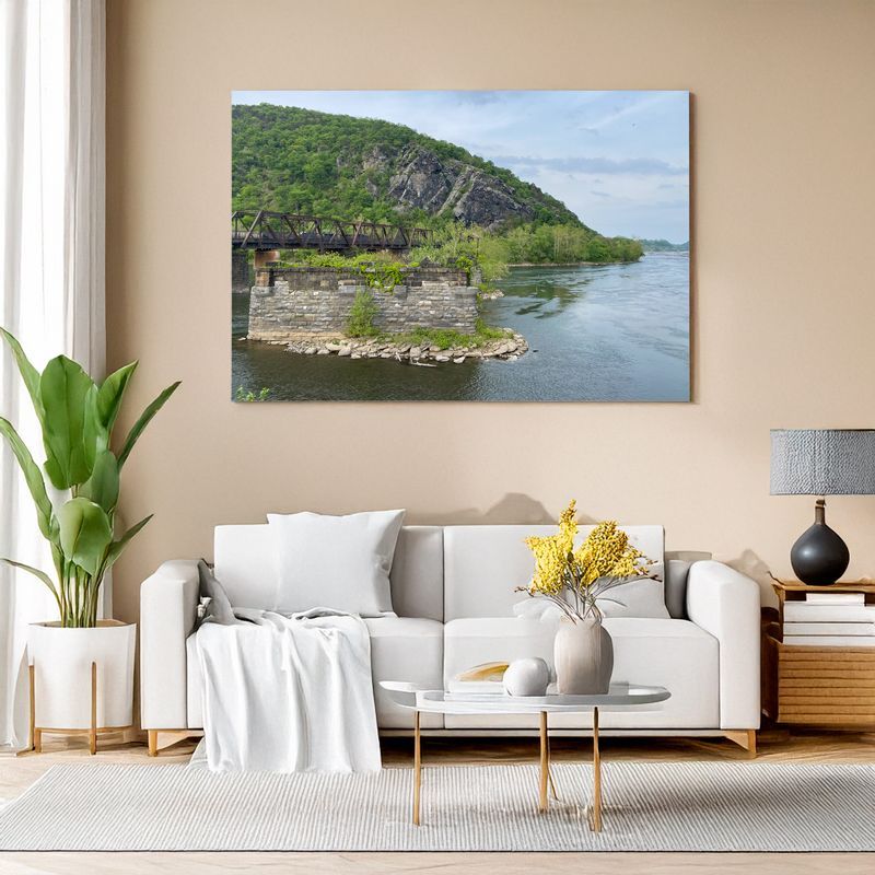 Gerahmtes Landschaftsbild mit Fluss und Brücke über Sofa in modernem Wohnzimmer
