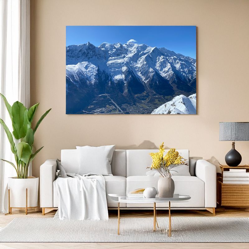 Panorama der Mont-Blanc-Massivs bei klarem, blauem Himmel.