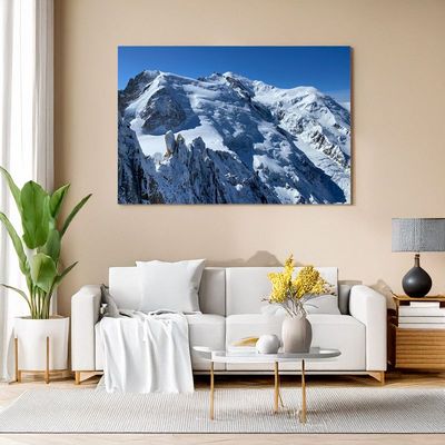 Makrobild: Wohnzimmer mit Leinwandbild einer verschneiten Gipfelkette.