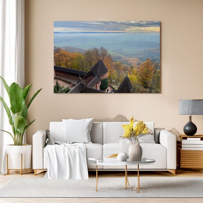 Wohnzimmer mit Leinwandbild eines weiten Panoramas im Herbst.