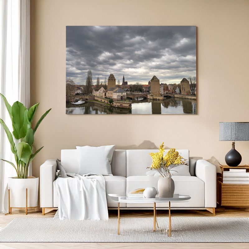 Leinwand im Wohnzimmer mit Flusslandschaft und historischen Türmen.