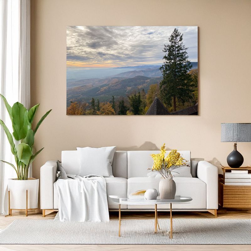 Wohnzimmer mit Leinwandbild eines farbenfrohen Herbstpanoramas.