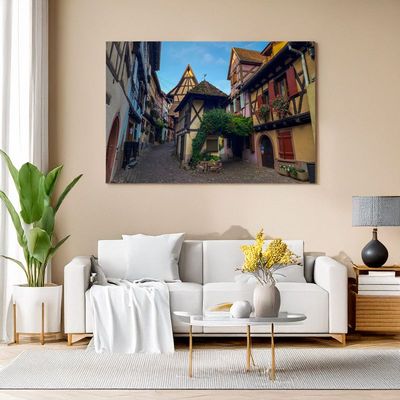 Moderne Wohnzimmerwand mit Leinwand einer malerischen, engen Gasse im Elsass.