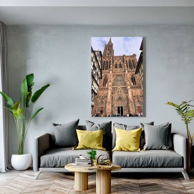 Vertikale Leinwand mit imposanter Kathedrale an grauer Wohnzimmerwand.