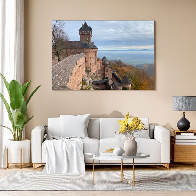 Wohnzimmer mit Leinwandbild einer historischen Burganlage.