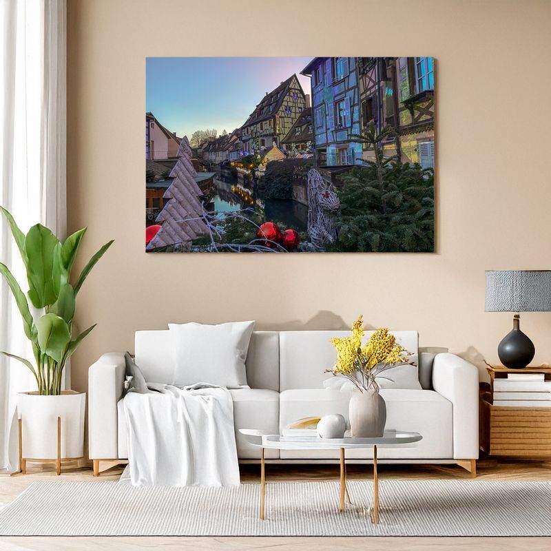Wohnzimmer mit Leinwandbild einer weihnachtlich geschmückten Altstadt.