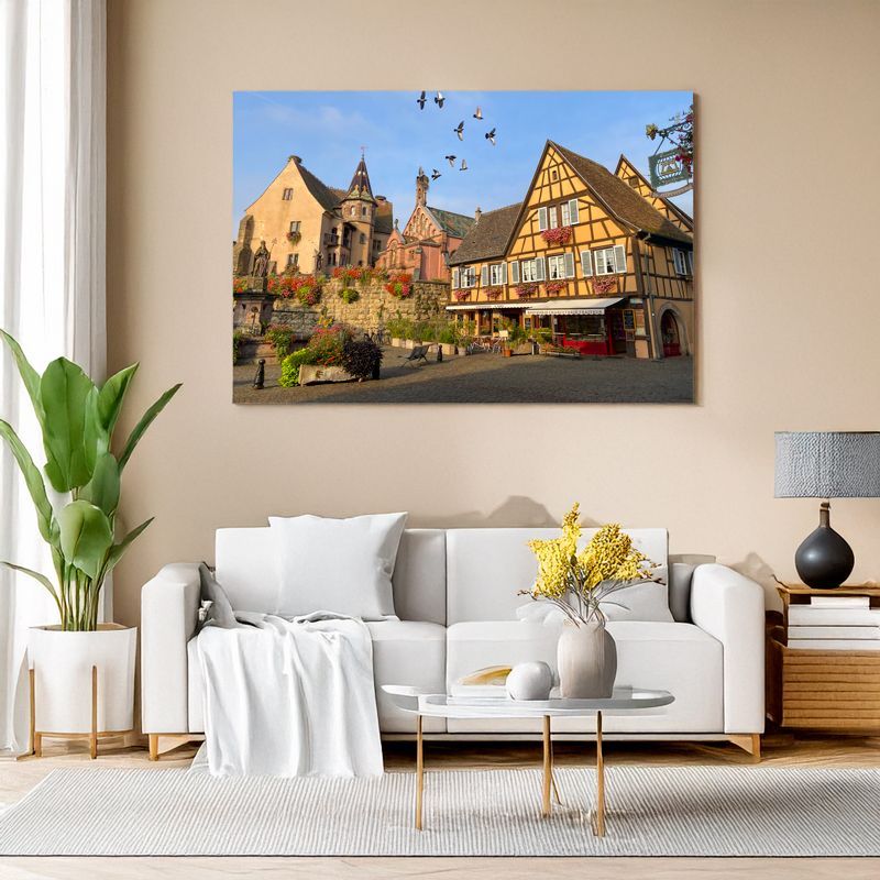 Leinwand im Wohnzimmer zeigt Fachwerkhäuser und Dorfplatz im Sonnenlicht.