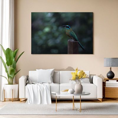 Amazonian Motmot – Forest Sentinel Modernes Wohnzimmer mit großem Wandbild eines bunten Vogels auf einem Pfosten vor unscharfem Hintergrund.