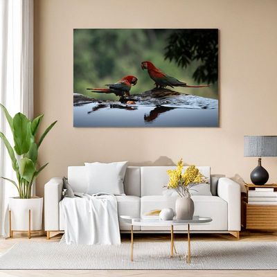 Red-and-green Macaw - Jungle Reflections Modernes Wohnzimmer mit großem Wandbild zweier farbenprächtiger Aras über einem Wasserbecken in der Natur.