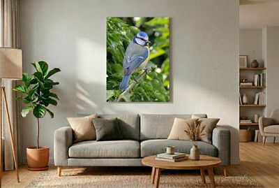Blue Tit – Vigilant Hunter Nahaufnahme einer Blaumeise im Profil auf einem Ast mit erbeutetem Insekt vor weichem Efeuhintergrund.