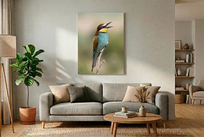 Bee-eater – Hunter's Call Hochformat eines Bienenfressers mit weit geöffnetem Schnabel beim Rufen, scharfe Details.
