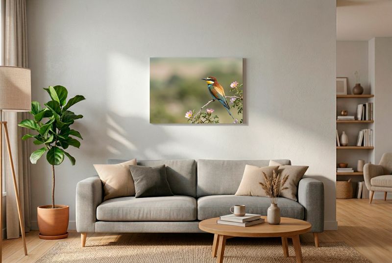 Bee-eater – Elegant Perch Bienenfresser sitzt im Profil auf einem Ast mit rosafarbenen Blüten vor ruhigem Hintergrund.