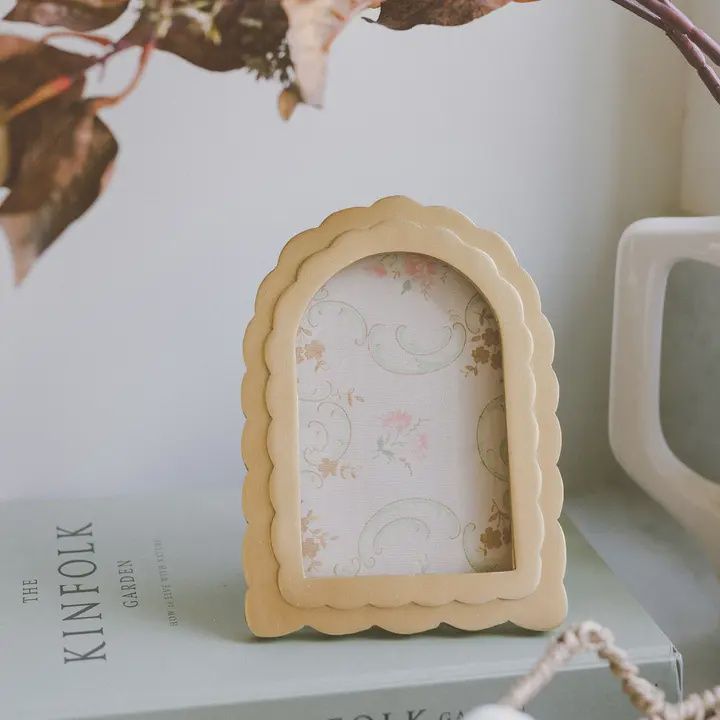 Scalloped Gold Arch Photo Frame