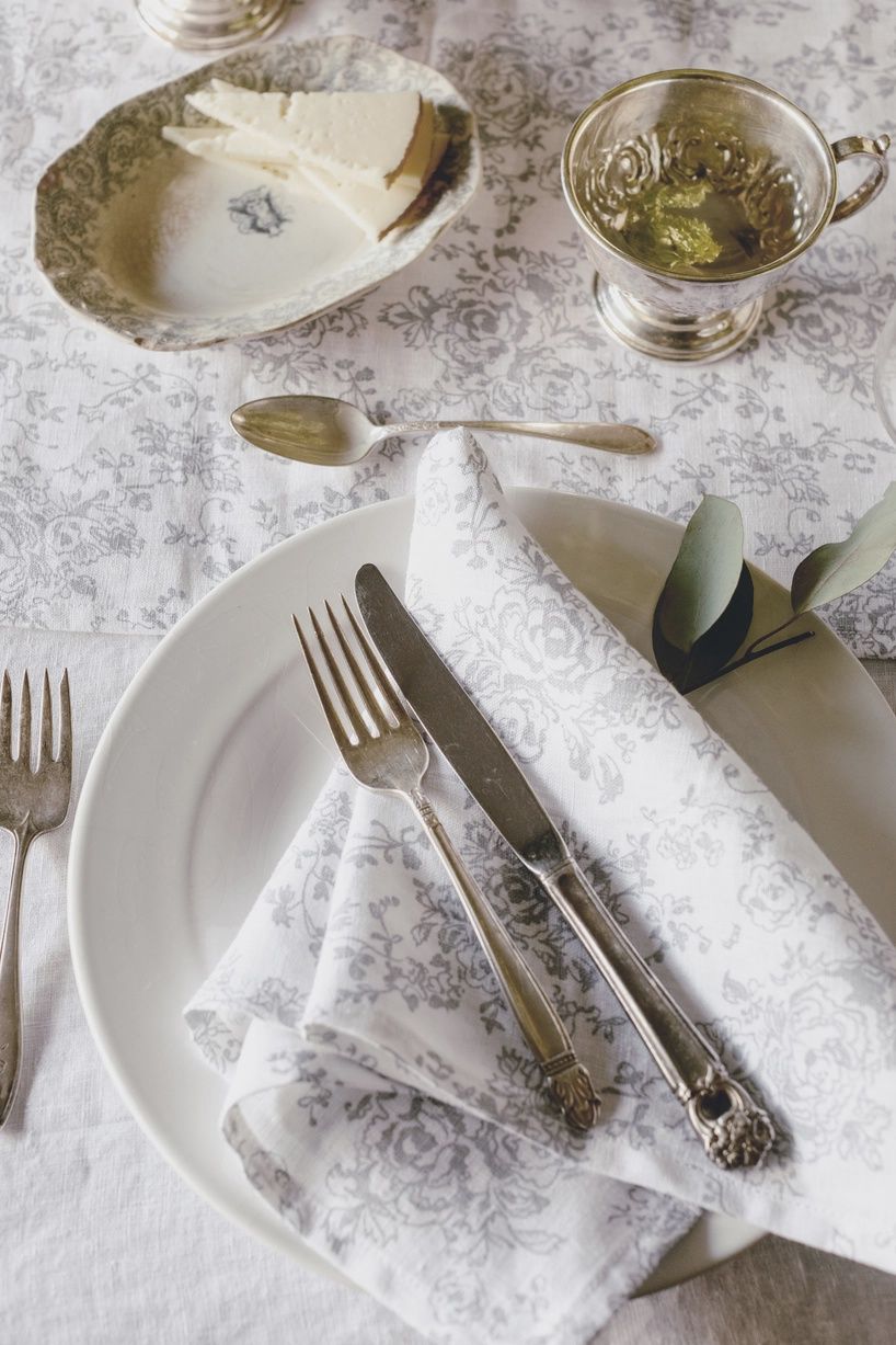 Linen Dinner Napkin in Light Blue English Rose