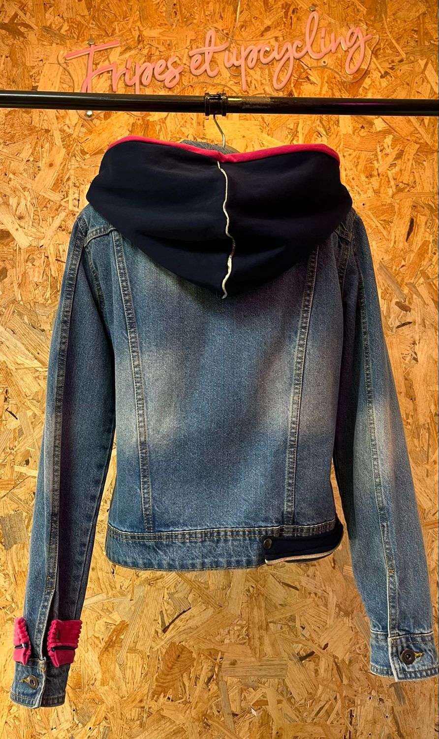 Veste en jean customisée capuche