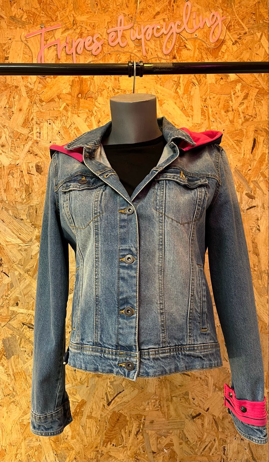 Veste en jean customisée capuche