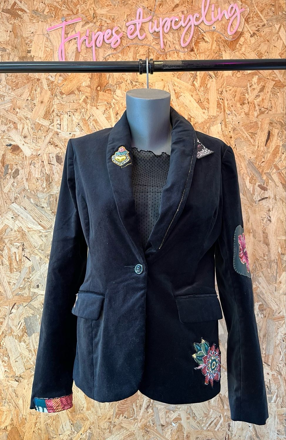 Veste en velours noir customisée