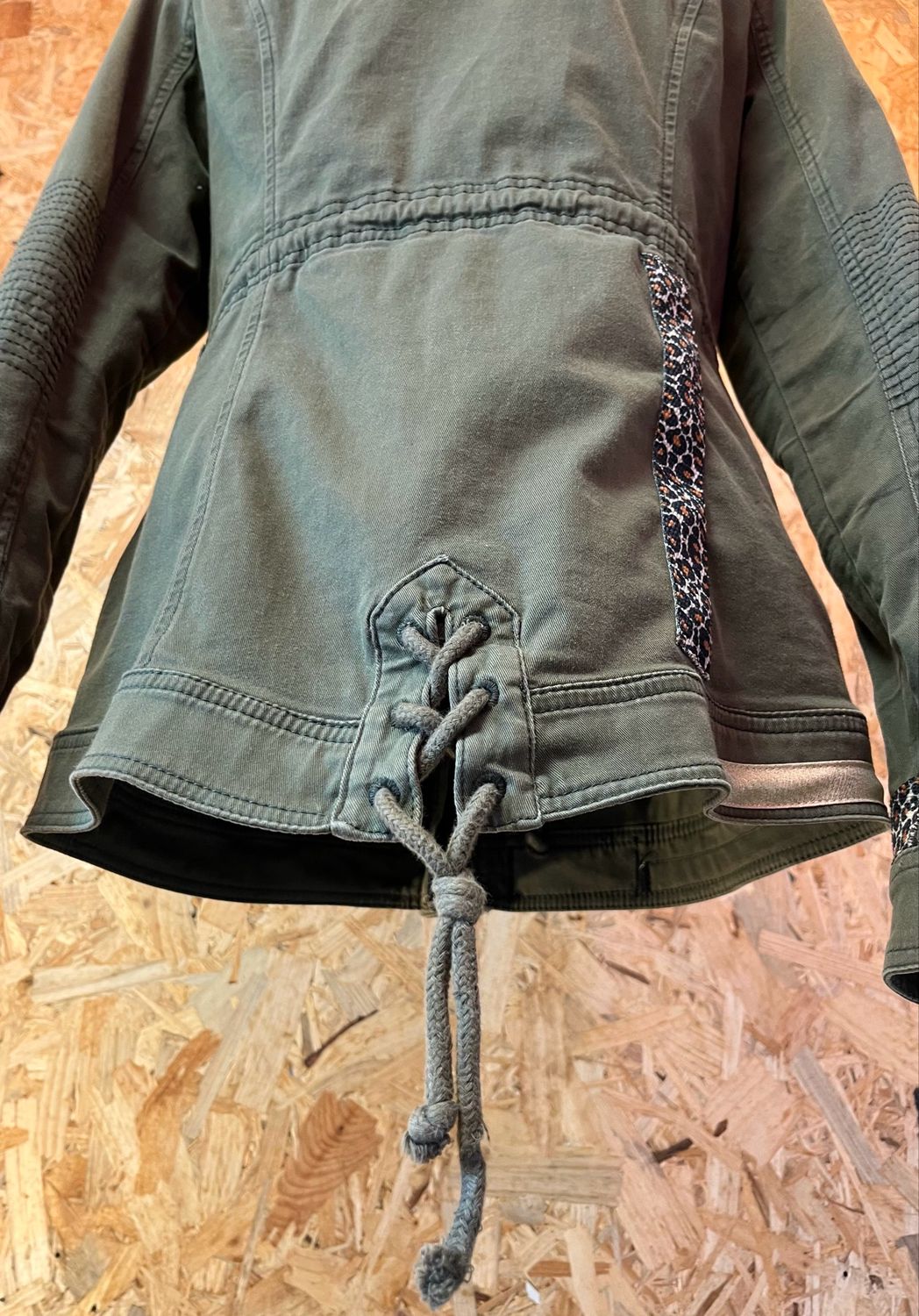 Veste kaki customisée