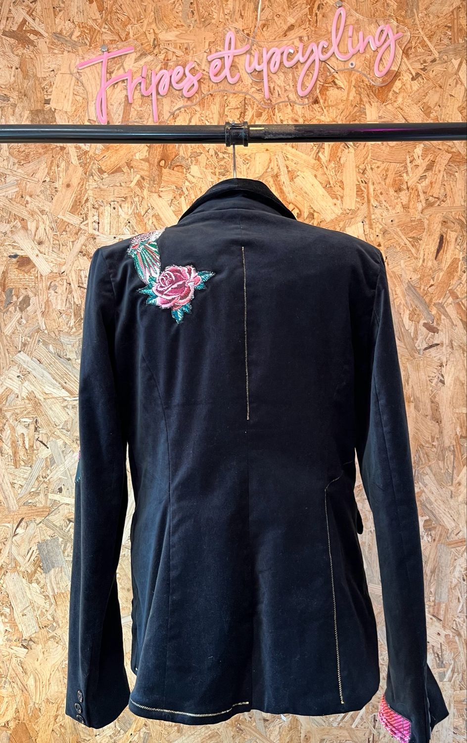 Veste en velours noir customisée