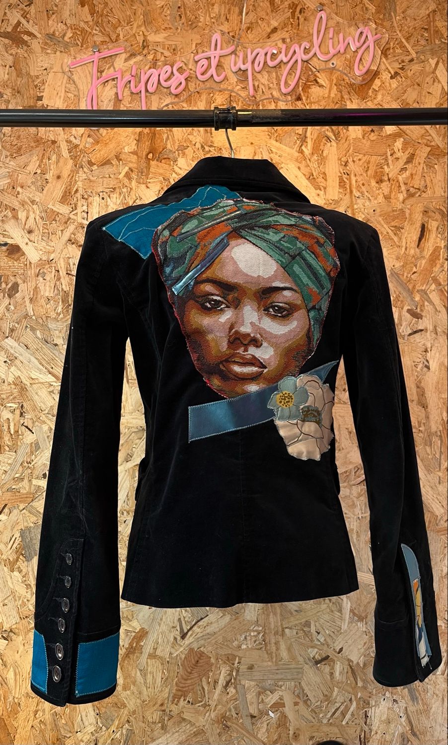 Veste en velours noir customisée