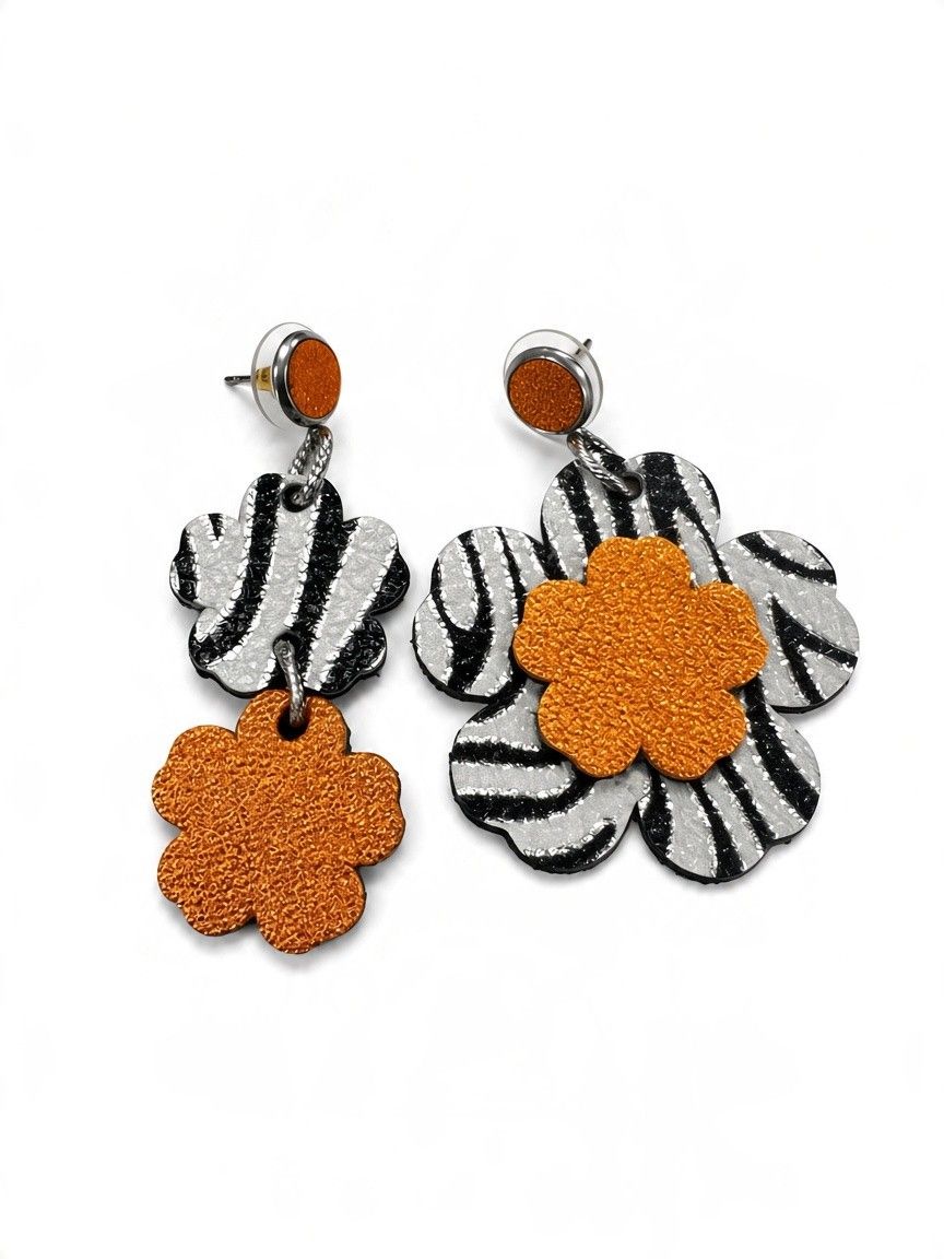 Boucles d’oreilles fleurs "pas pareilles" en cuir, noires, blanches et oranges
