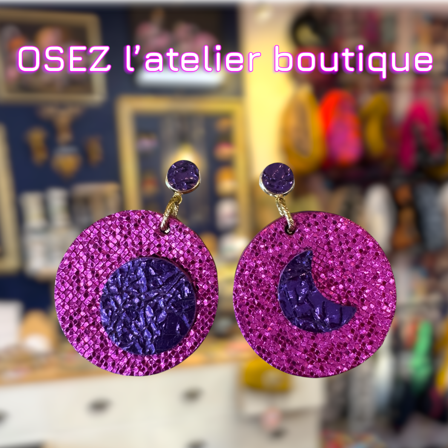 Boucles en cuir  asymétriques, lunes roses et violettes
