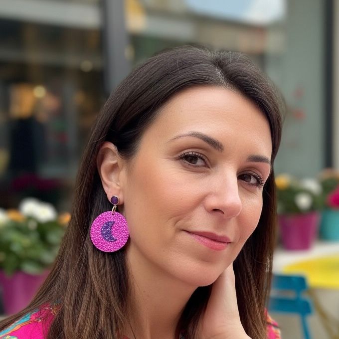 Boucles en cuir  asymétriques, lunes roses et violettes