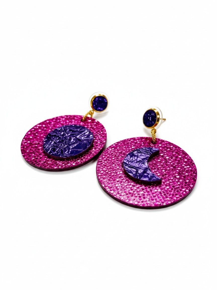 Boucles en cuir  asymétriques, lunes roses et violettes