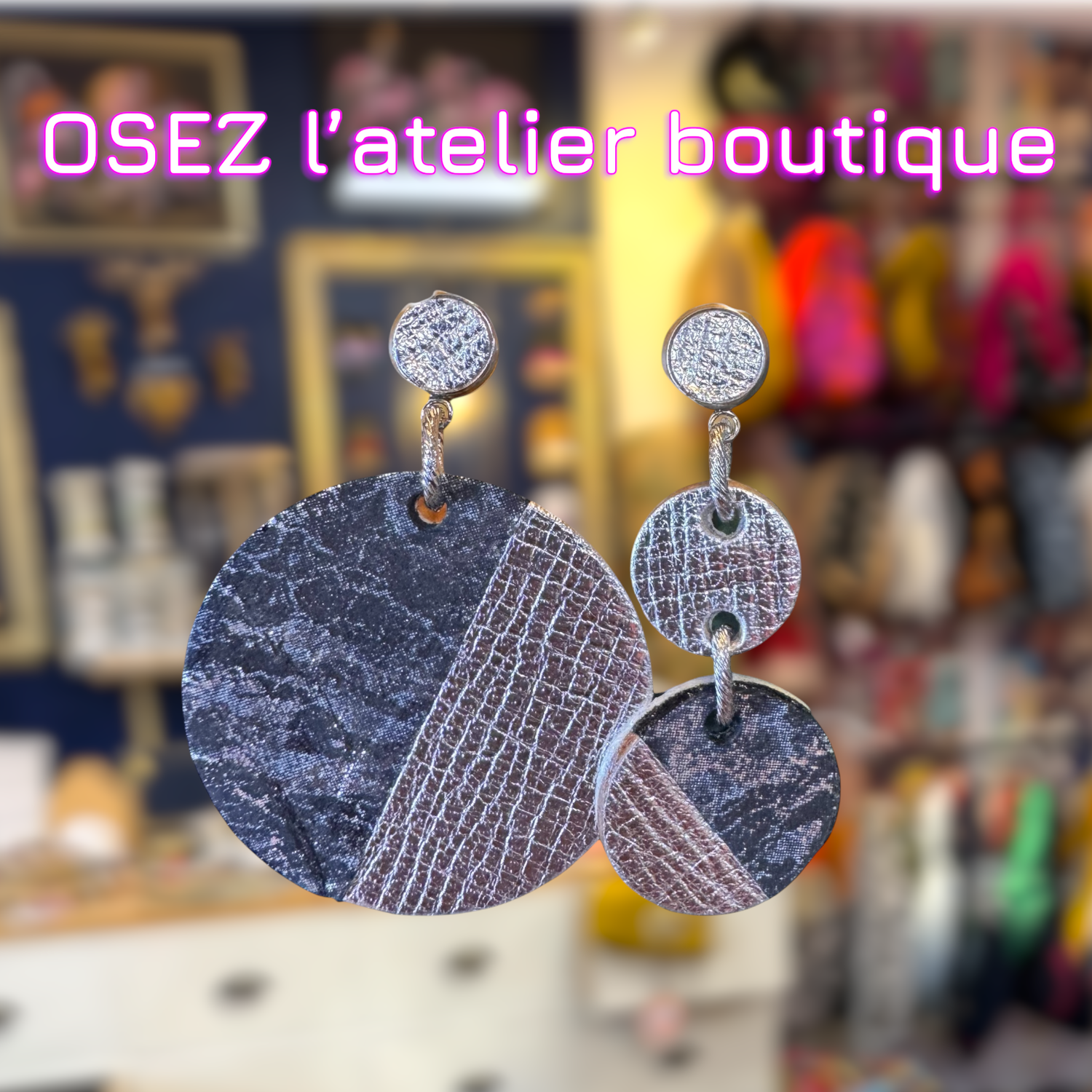 Boucles asymétriques en cuir: grises et argent