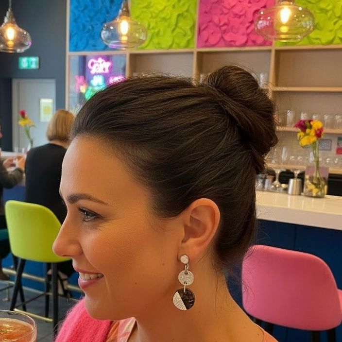 Boucles asymétriques en cuir: grises et argent