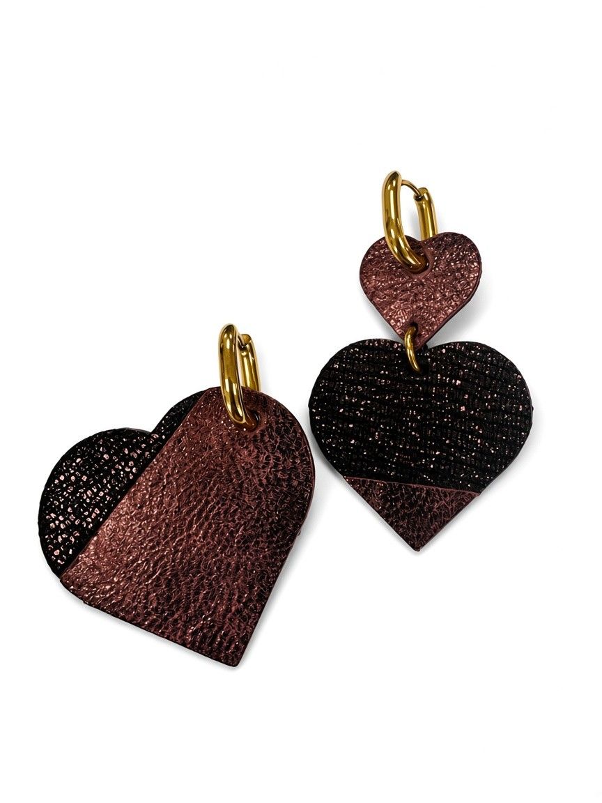 Boucles asymétriques en cuir coeurs grenats