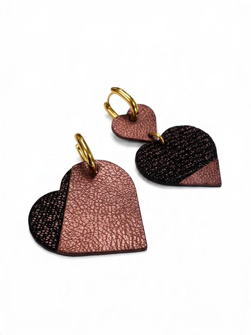 Boucles asymétriques en cuir coeurs grenats