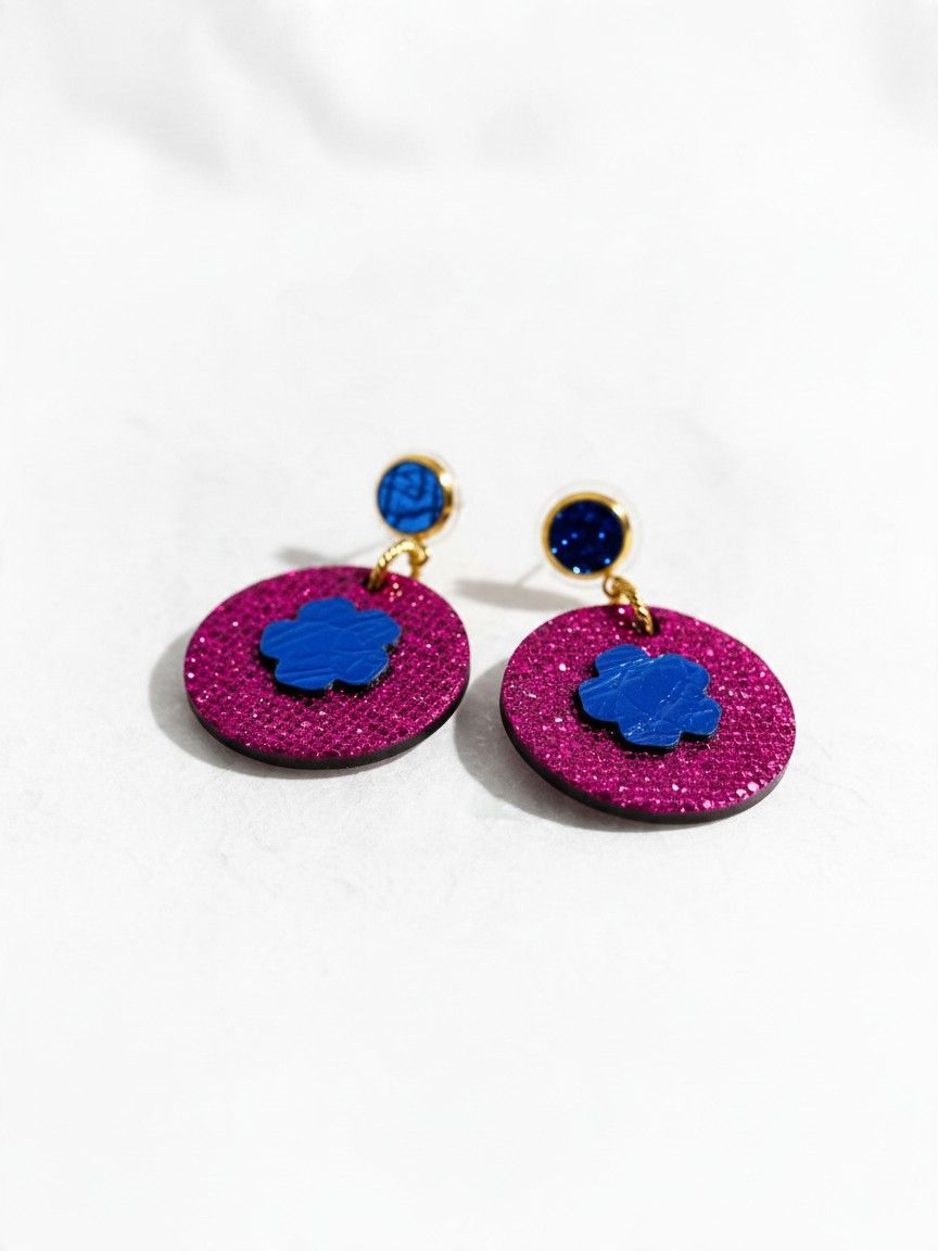 Boucles en cuir, ronds roses et bleus