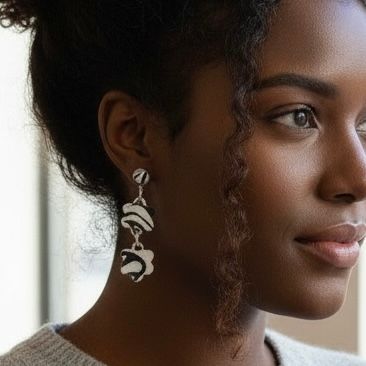 Boucles en cuir  asymétriques, fleurs noires et blanches