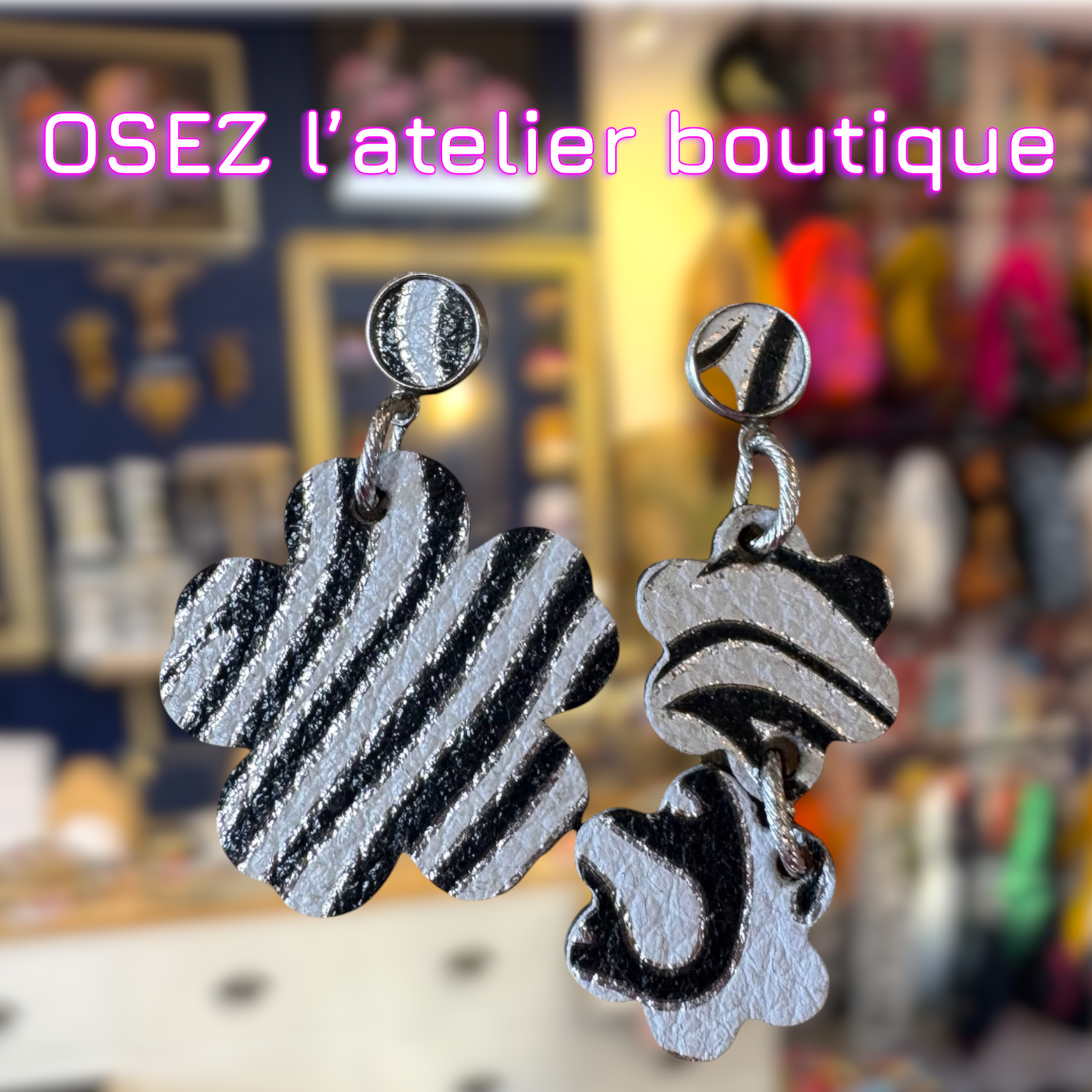 Boucles en cuir  asymétriques, fleurs noires et blanches