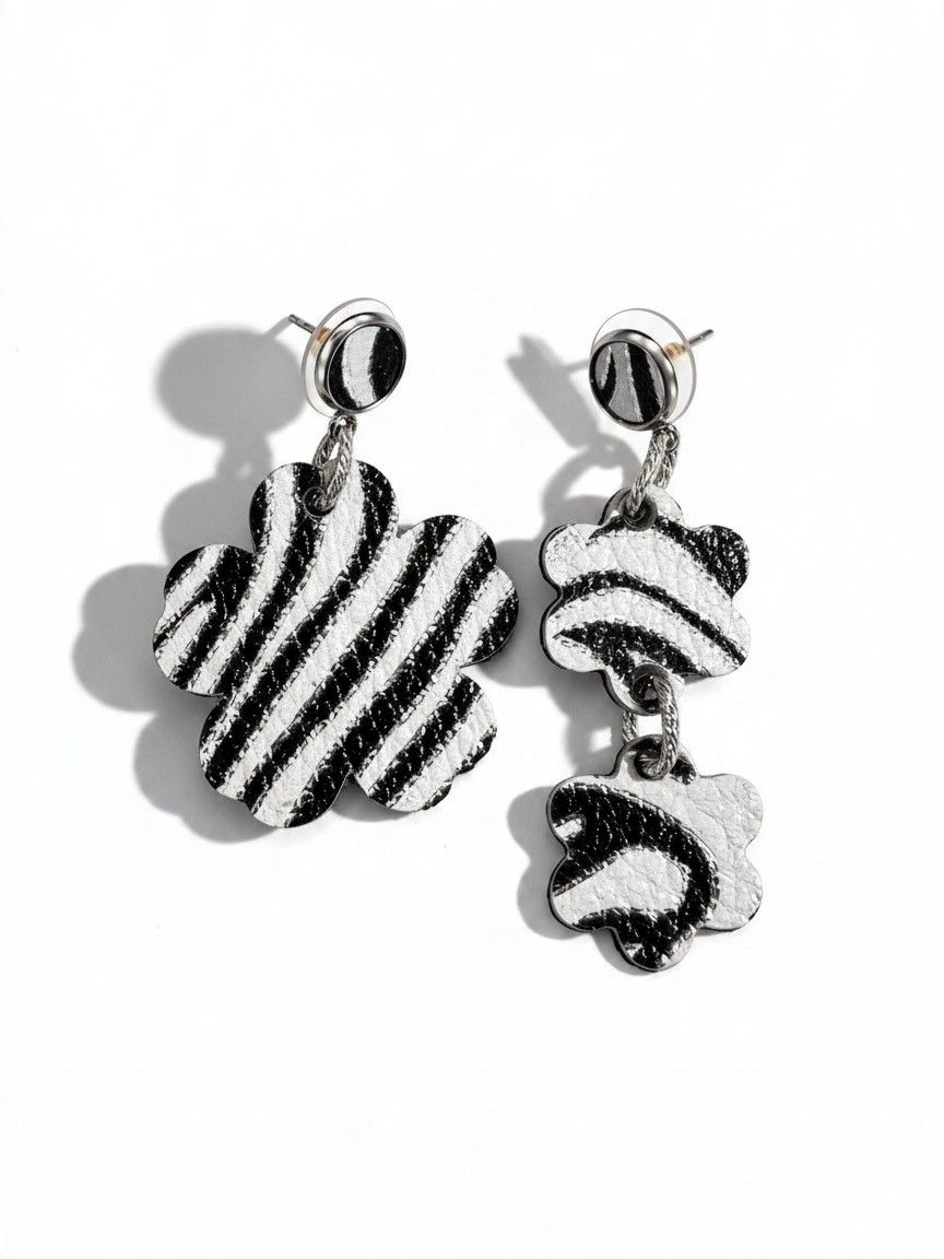 Boucles en cuir  asymétriques, fleurs noires et blanches
