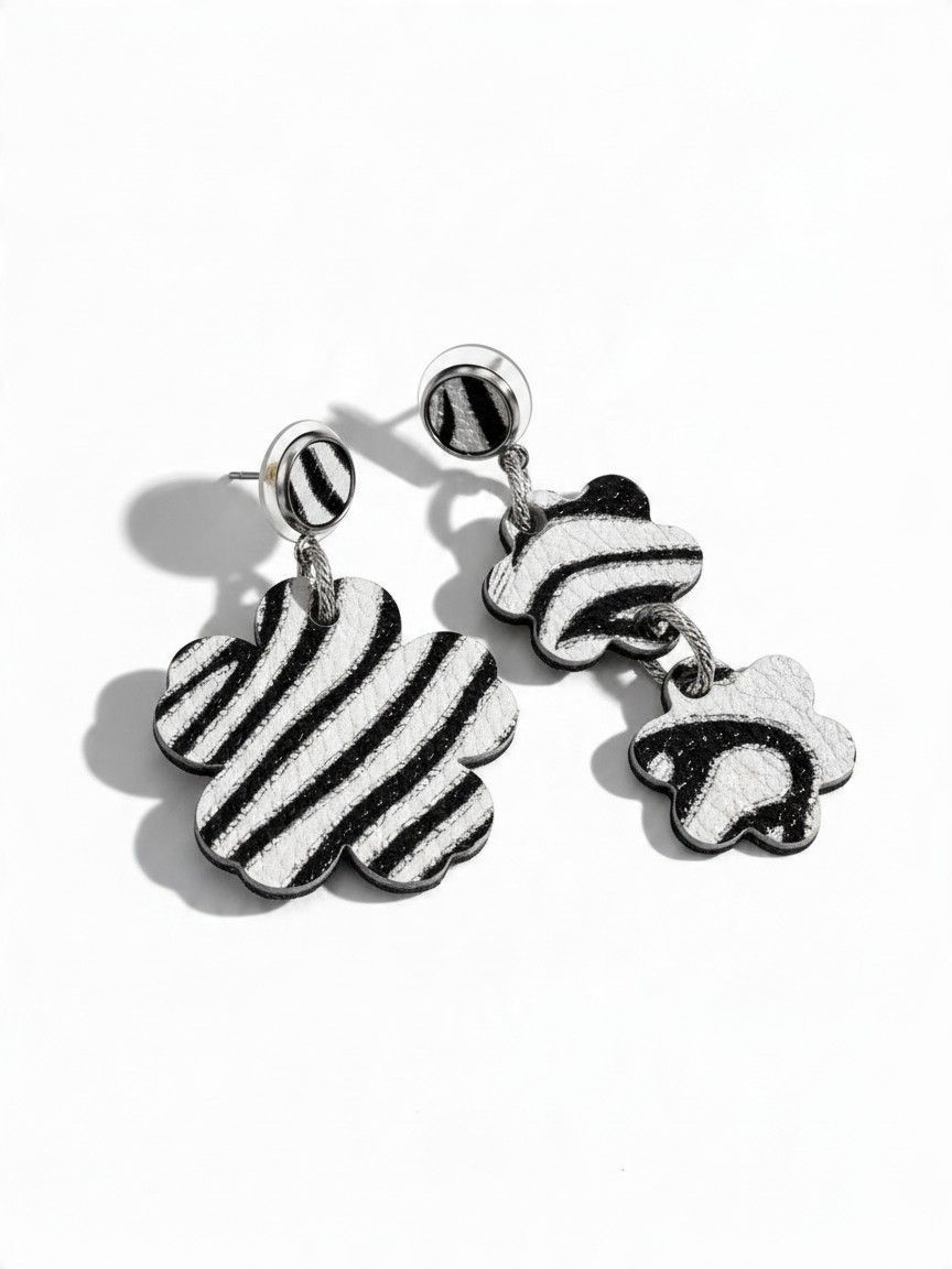 Boucles en cuir  asymétriques, fleurs noires et blanches