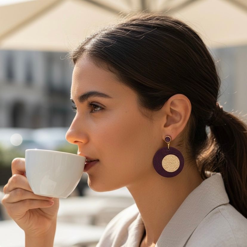 Boucles asymétriques en cuir grenats et dorées