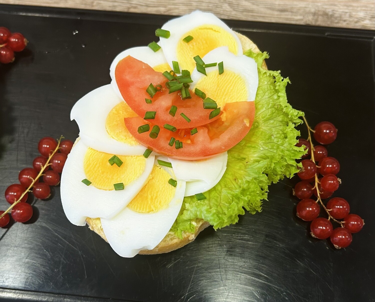 Halbe Knackfrisches mit Schnittei