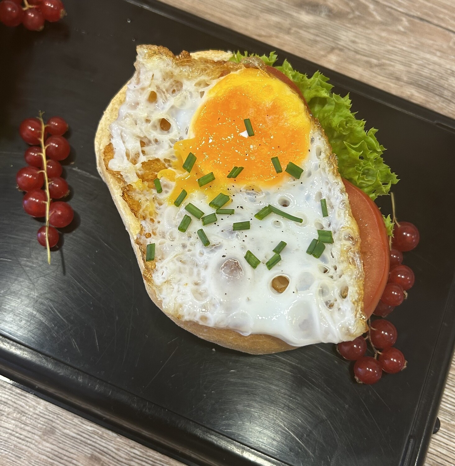 Halbe Knackfrisches mit Spiegelei