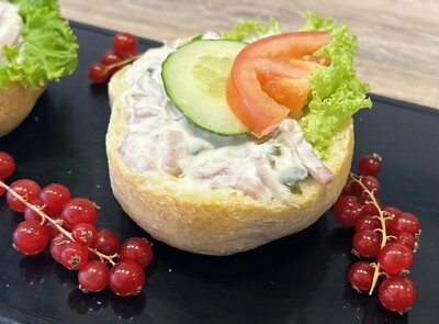 Halbe  Knackfrisches Brötchen mit Fleischsalat