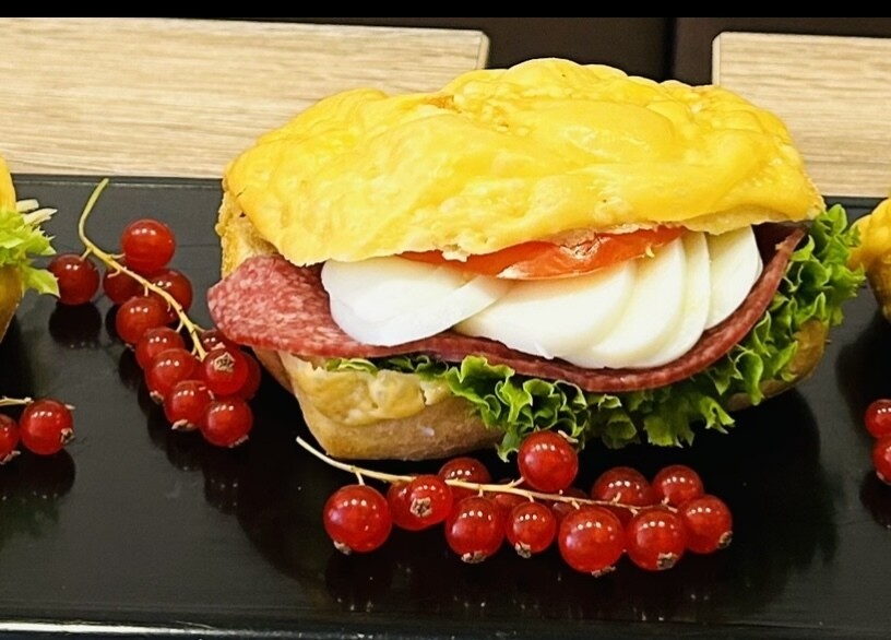 Belegte Brötchen mit Salami und Ei
