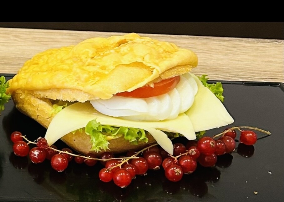 Belegte Brötchen mit Käse und Ei