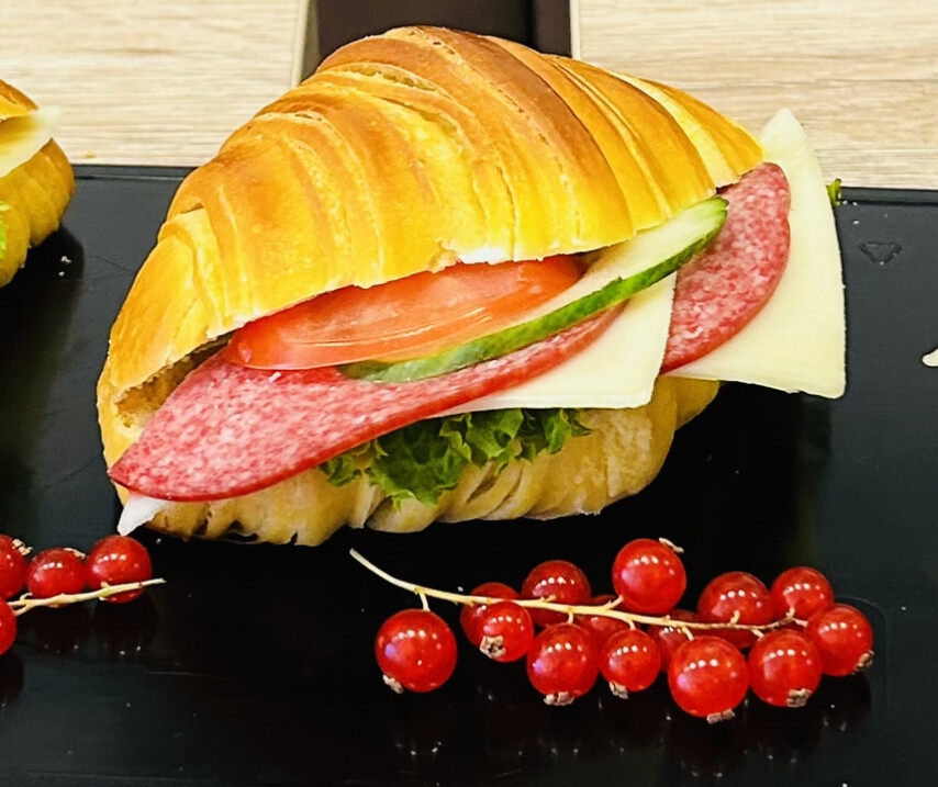 Belegte Porto mit Käse und Salami