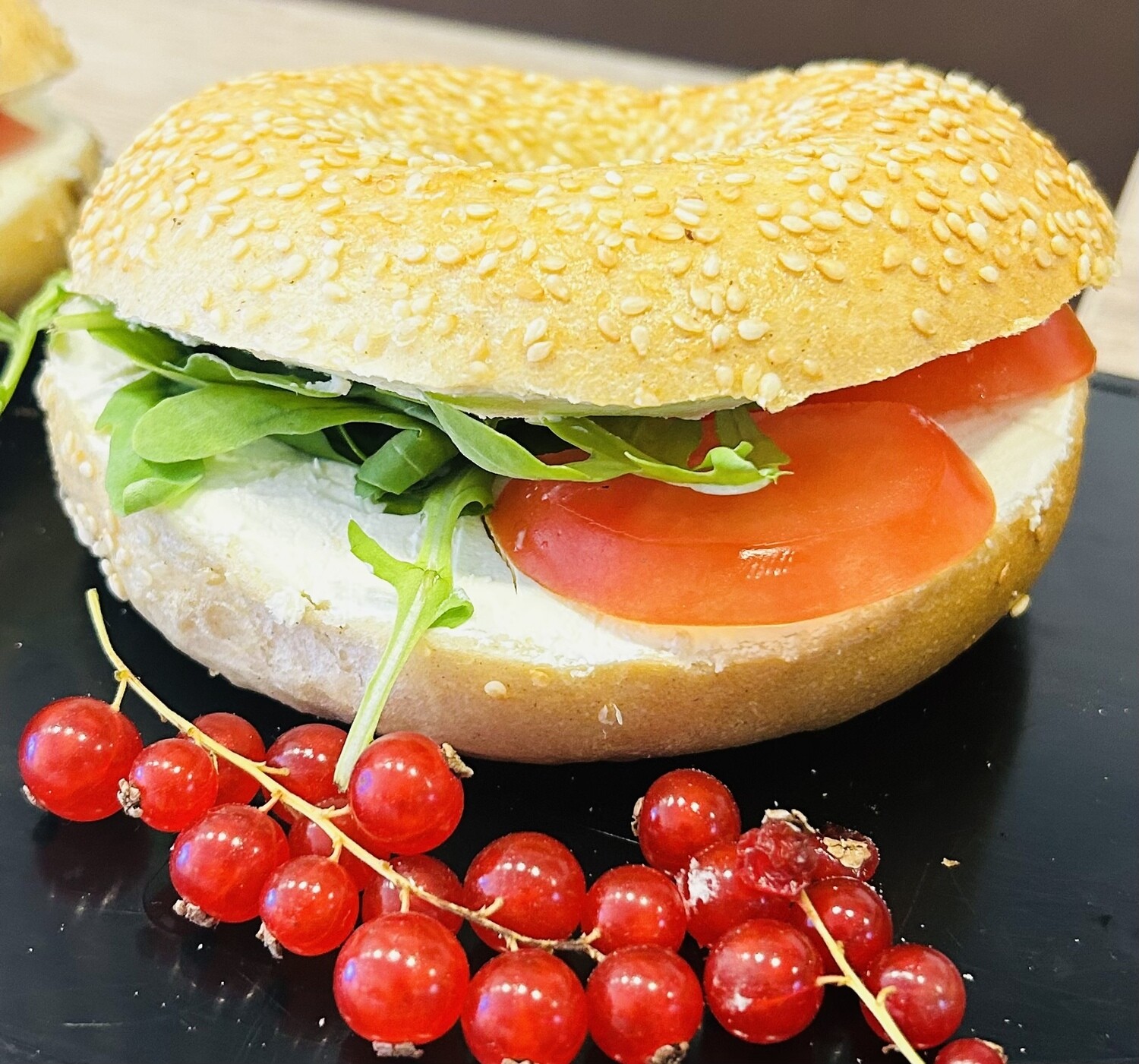 Belegte Brötchen mit Frischkäse