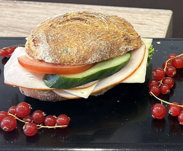 Belegte Brötchen mit Käse Pute