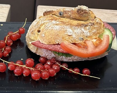Belegte Brötchen mit Käse Salami