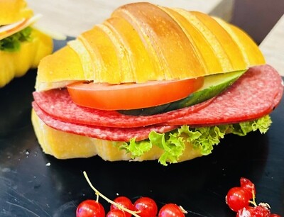 Belegte Porto mit Salami