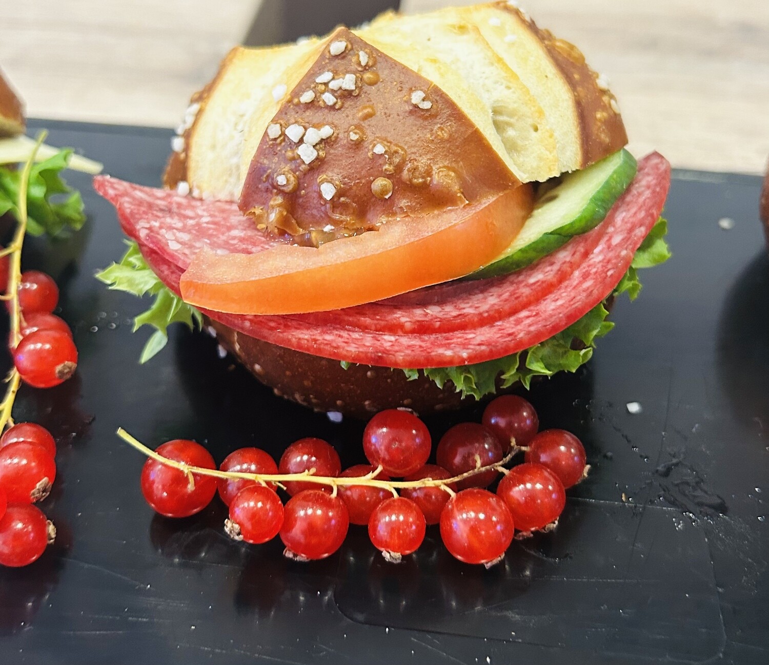 Belegte Brötchen mit Salami