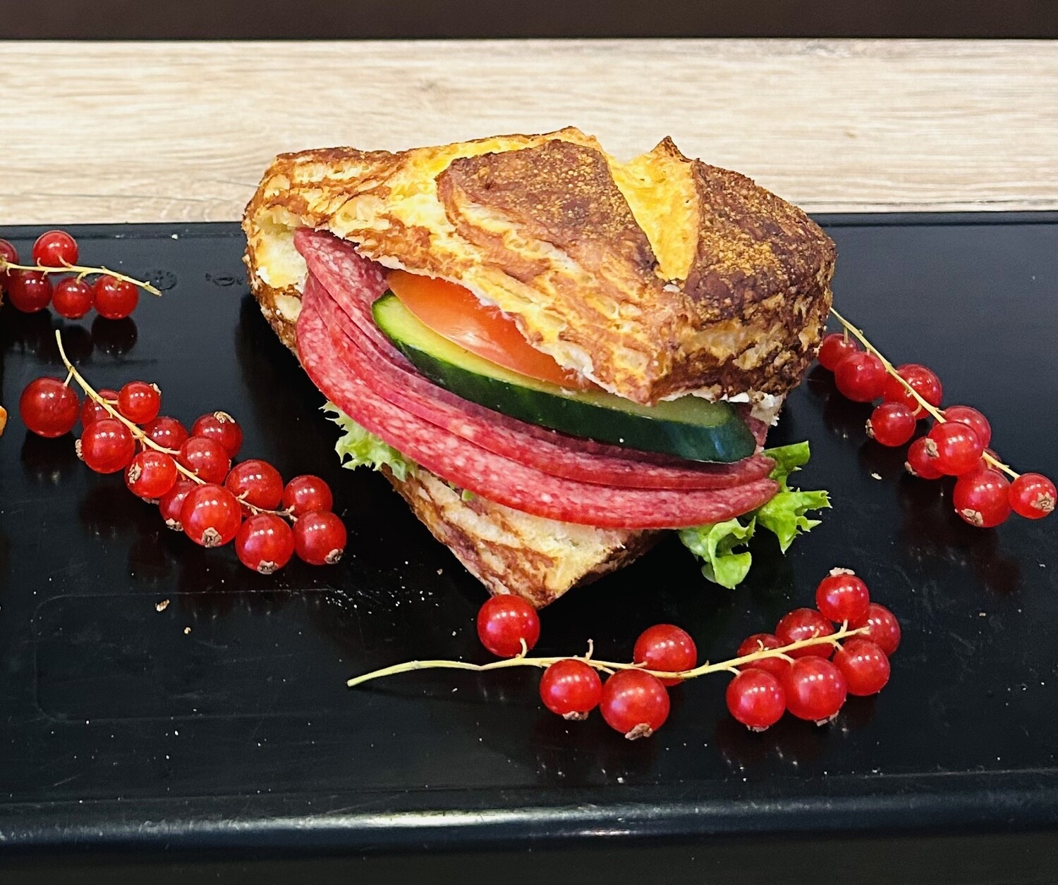 Belegte Brötchen mit Salami